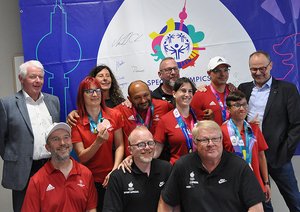 Groß war die Freude beim Team der Johannes-Diakonie bei den Special Olympics Weltspielen nach der Rückkehr und beim Empfang im fideljo. Links Johannes-Diakonie-Vorstand Jörg Huber, rechts OB-Stellvertreter Manfred Beuchert.