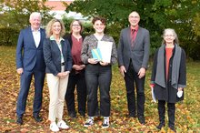 Luca Grimm (3. von rechts) freut sich über den „Johannes-Diakonie Sozialpreis 2022“ gemeinsam mit Jörg Huber, Tanja Bauer, Dr. Anette Stier (von links), Heike Göhrig-Müller und Jochen Schwab (von rechts).