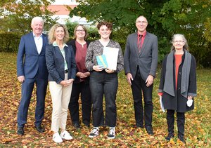 Luca Grimm (3. von rechts) freut sich über den „Johannes-Diakonie Sozialpreis 2022“ gemeinsam mit Jörg Huber, Tanja Bauer, Dr. Anette Stier (von links), Heike Göhrig-Müller und Jochen Schwab (von rechts).