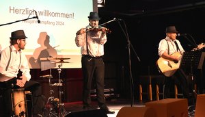 Trio "The Sixteens" auf der fideljo-Bühne