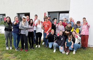 Protest mit einem roten X auf der Hand: Bewohnerinnen, Bewohner und Mitarbeitende des Wohnhauses der Johannes-Diakonie in Brühl wehren sich gegen Kürzungspläne im Sozialbereich.