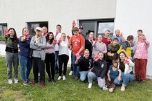 Protest mit einem roten X auf der Hand: Bewohnerinnen, Bewohner und Mitarbeitende des Wohnhauses der Johannes-Diakonie in Brühl wehren sich gegen Kürzungspläne im Sozialbereich.