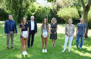 Freude über die Ehrung gleich zweier Preisträgerinnen des Johannes-Diakonie-Sozialpreis 2021: Jochen Herkert, Alina Jasharaj, Jörg Huber, Sherin Jasharaj, Tanja Bauer, Marion Stoffel, Manuel Zin (v.l.).