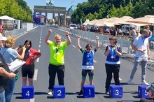 Vielfach jubeln könnten die Athletinnen und Athleten der Johannes-Diakonie bei den Special Olympics in Berlin – wie hier Radfahrerin Elena Bergen (Mitte) bei ihrem Triumph beim 5-Kilometer-Einzelzeitfahren.