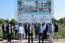 Trafen sich zum symbolischen Baustart: Nicolas Zimmermann, Adriane Gunzer, Dino Rudolf, Yvonne Jelinek, Stefan Schmutz, Martin Adel, Dr. Ernst Peters, Fabian Scheffczyk, Gerhard Kleinböck, Stephan Zirkel, Thorsten Kaiser (v.l.).