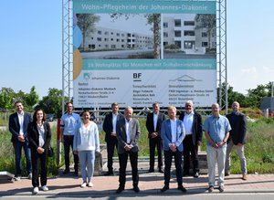 Trafen sich zum symbolischen Baustart: Nicolas Zimmermann, Adriane Gunzer, Dino Rudolf, Yvonne Jelinek, Stefan Schmutz, Martin Adel, Dr. Ernst Peters, Fabian Scheffczyk, Gerhard Kleinböck, Stephan Zirkel, Thorsten Kaiser (v.l.).