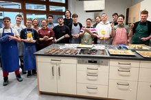 Mosca-Studierende sowie Lehrkräfte und Schüler der Johannesberg Schule in der Küche bei einer Plätzchenbackaktion