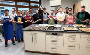 Mosca-Studierende sowie Lehrkräfte und Schüler der Johannesberg Schule in der Küche bei einer Plätzchenbackaktion