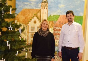 Wollen nach Möglichkeit Weihnachten 2023 im neuen Seniorenzentrum feiern: Pfalzgrafenstift-Leiterin Tanja Herkel und Geschäftsbereichsleiter Alexander Straus. Und das Mosbach-Wandgemälde im Hintergrund soll mit umziehen.