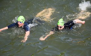 Patrizia Spaulding (rechts, neben ihr Teamkameradin Elke Jäger), wird in Berlin unter anderem über die 1500-Meter-Schwimmstrecke im Freiwasser an den Start gehen.