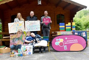 Freude über den Erlös des „1. Mosbacher Bällerennens“ und auf die „Kreativ-Werkstatt“: Dr. Leona Sprotte-Huber, Michael Walter, Hanspeter Waldherr (v.l.). Beate Frey (vorne) wird gemeinsam mit den Kindergarten-Kindern das Projekt umsetzen. Dr. Leona Sprotte-Huber, Michael Walter, Hanspeter Waldherr, Beate Frey und Kindergarten-Kinder bei der Übergabe des Bällerennen-Erlöses.