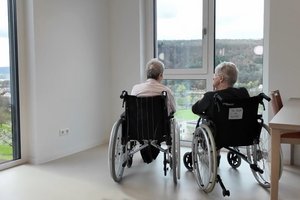 Seniorinnen am Fenster im Seniorenzentrum Mosbach