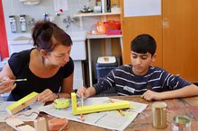 Aus Holz, Blechdosen und Gummibändern bauten Schülerinne und Schüler der Schwarzbach Schule zwei tage lang Instrumente - die am Ende auch genutzt wurden.