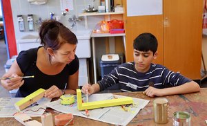 Aus Holz, Blechdosen und Gummibändern bauten Schülerinne und Schüler der Schwarzbach Schule zwei tage lang Instrumente - die am Ende auch genutzt wurden.