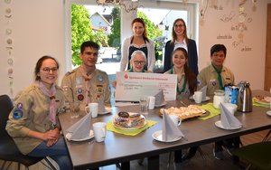 „Junique“-Leiterin Angela Schwager und Mitarbeiterin Alisa Schlinke freuten sich über den Besuch und die Spende der Deutschen Pfadfinderschaft Sankt Georg aus Neckarelz und Diedesheim.