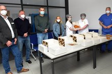 BBW-Delegation übergibt Kuchen