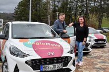 Start frei für "RegioMove": Volker Schmidt und Marion Haller bei der Übernahme der Dienstfahrzeuge.