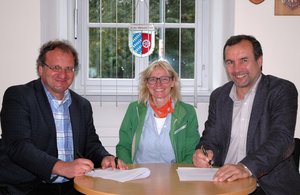 Bürgermeister Christian Stuber, Christina Anger und BBW-Leiter Manfred Weiser besiegeln weitere Zusammenarbeit