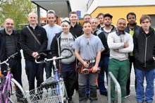 Ausbilder und Auszubildende vom BBW sowie Mitarbeiter der Klinik Service GmbH sammelten herrenlose Fahrräder ein.