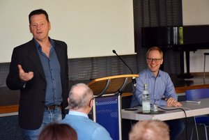 Dr. Jens Brandenburg (rechts im Bild) brachte BBW-Auszubildenden politische Themen nahe.
