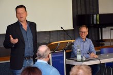 Dr. Jens Brandenburg (rechts im Bild) brachte BBW-Auszubildenden politische Themen nahe.