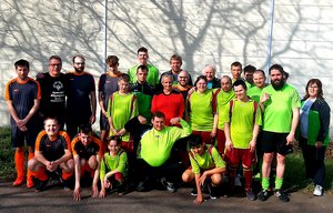 Hatten Grund zum Jubeln: Die Fußballteams der Johannes-Diakonie beim Turnier in Weinheim. 