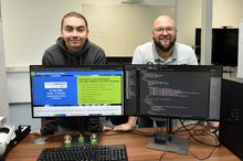 Julian Kugler und Ausbilder Stefan Bautz präsentieren den Webauftritt der Pflegejobmesse.