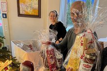 Mitarbeitende der Neckar-Odenwald-Werkstätten richten Weihnachtsgeschenke für Beschäftigte.