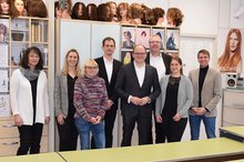 Beim Blick in den Friseursalon am BBW-Standort Heidelberg: Dr. Martin Holler, Denise Streckert, Dr. Albrecht Schütte, Alexander Föhr, Jan Esterle, Christina Anger, Alica Nenninger, Dr. Beate Biederbeck (von rechts). 