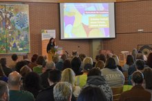Sprecherin und Publikum bei einer Fachtagung der Fachschule für Sozialwesen in der Johanneskirche Mosbach