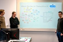 Matthias Hohnen, Max Vierling und ihr Lehrer Tobias Siebig (von lienks) beim Workshop für den BBW-Maker-Space.