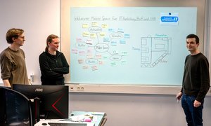 Matthias Hohnen, Max Vierling und ihr Lehrer Tobias Siebig (von lienks) beim Workshop für den BBW-Maker-Space.