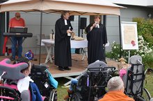 Den Auftakt zur 5-Jahres-Feier im Fachpflegeheim "Am Bieten" in Linkenheim-Hochstetten machte ein Gottestdienst mit Pfarrerin Konstanze Gholamvisy und Pfarrer Richard Lallathin. 