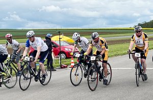 Start frei für das Straßenrennen der Männer über 5 Kilometer beim Radsporttag von Special Olympics auf dem Walldürner Flugplatz.