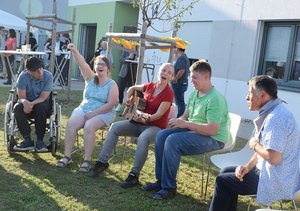 Bewohnerinnen und Bewohner des Hauses sorgten gemeinsam mit Musiktherapeutin Cornelia Wörner für Musik beim Willkommensfest.
