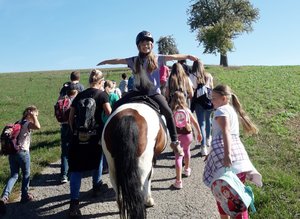 Viel unterwegs waren die Teilnehmerinnen und Teilnehmer des Ferienprogramms – meist in Begleitung der Tiere der Jugendfarm.