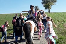 Viel unterwegs waren die Teilnehmerinnen und Teilnehmer des Ferienprogramms – meist in Begleitung der Tiere der Jugendfarm.