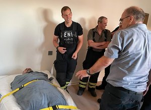 Brandschutzsachverständiger Gotthard Tretter (re.) erläuterte den Brühler Einsatzkräften die Handhabung der Rettungsdecken.