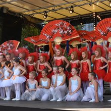 Ensemble der Ballettschule Eva Holzschuh in Kostümen auf der Bühne