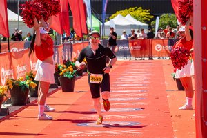 Triathlet Michael Lofink läuft in Samorin ins Ziel