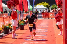 Triathlet Michael Lofink läuft in Samorin ins Ziel