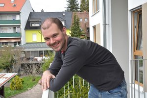 Kevin Wohlschlegel auf dem Balkon seiner Wohnung
