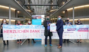 Die Initiative „Mehr wert als ein Danke“ übergab in Berlin über 53.000 Unterschriften an Marian Wendt (vorne re.), den Vorsitzenden des Petitionsausschusses im Bundestag.