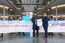 Die Initiative „Mehr wert als ein Danke“ übergab in Berlin über 53.000 Unterschriften an Marian Wendt (vorne re.), den Vorsitzenden des Petitionsausschusses im Bundestag.