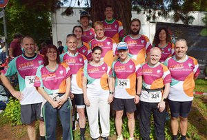 Eine Gruppe von Sportlerinnen und Sportlern in einheitlichen Sportshirts der Johannes-Diakonie lächelt in die Kamera.