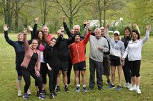 Egal ob vor oder nach der Laufrunde: Die Stimmung passt bei den Teilnehmenden des neuen inklusiven Lauftreffs der Johannes-Diakonie