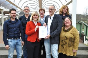 Vertreter von Johannes-Diakonie und Schefflenztalschule unterzeichneten im Kultur- und Begegnungszentrum fideljo eine Kooperationsvereinbarung.