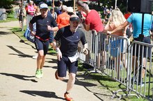 Zwei Männer in schwarzen Triathlonanzügen sprinten hintereinander beim Triathlon in Lorsch ins Ziel.