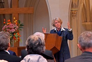 Dr. Ursula Röper führte als Ideengeberin zur Ausstellung in diese ein.