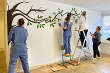 Ein gemalter Orangenbaum ziert nun eine Wand im Aufenthaltsraum des BBW.